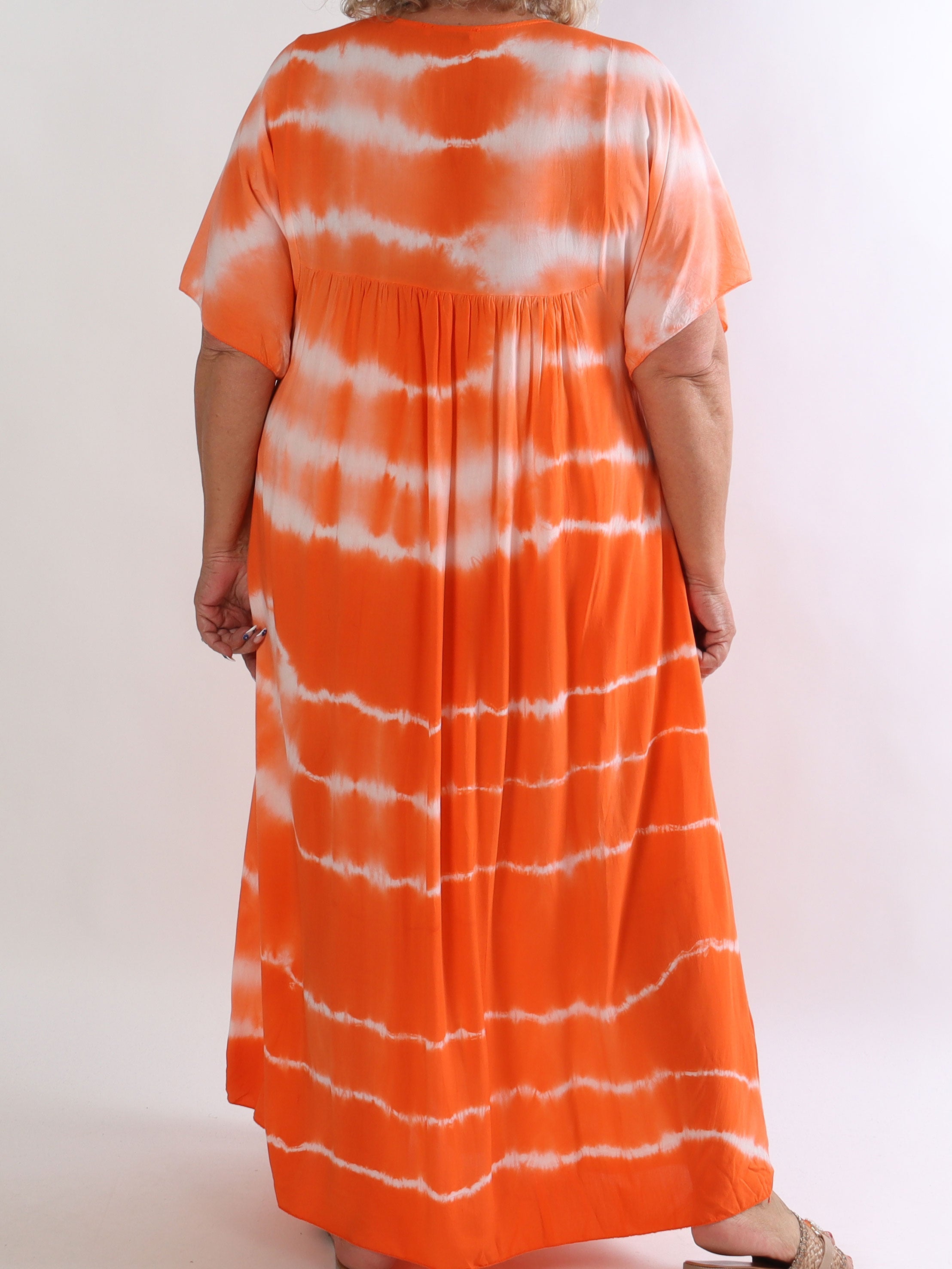 Safira - Let og luftig plus size kjole i bomuld med batikfarvet mønster
